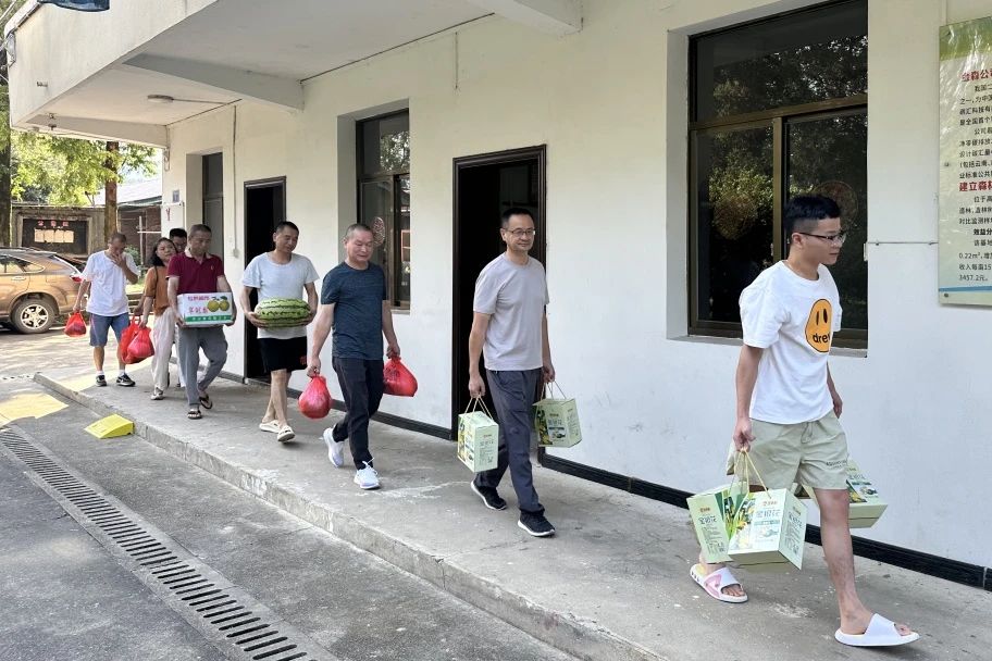 慰問(wèn)關(guān)懷丨金森公司開(kāi)展“防暑降溫送清涼”走訪慰問(wèn)活動(dòng) 慰問(wèn)關(guān)懷丨金森公司開(kāi)展“防暑降溫送清涼”走訪慰問(wèn)活動(dòng)