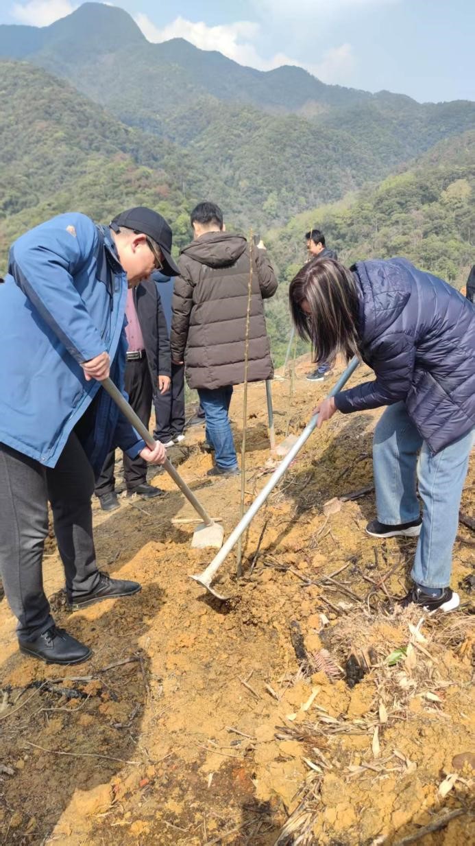 碳惠山?！ば雍糜心恪疤蓟蒎\旗”醫(yī)患共植“滬明杏林”活動